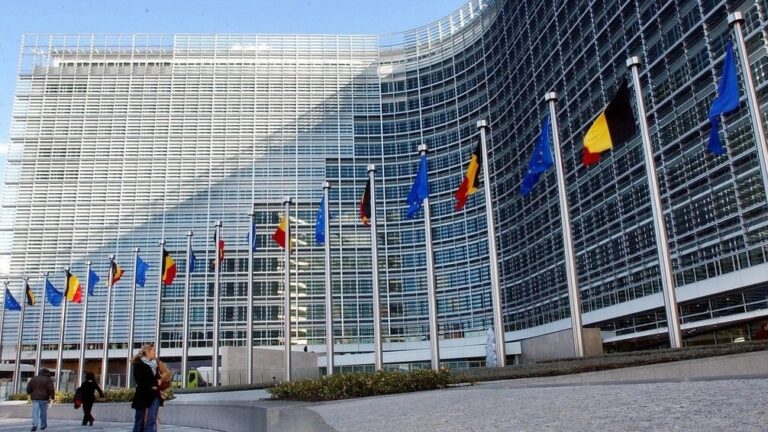 Στήριξη Κομισιόν σε Ελλάδα: «Καμία ρωσική πρόκληση δεν θα εκφοβίσει τις ευρωπαϊκές δημοκρατίες»