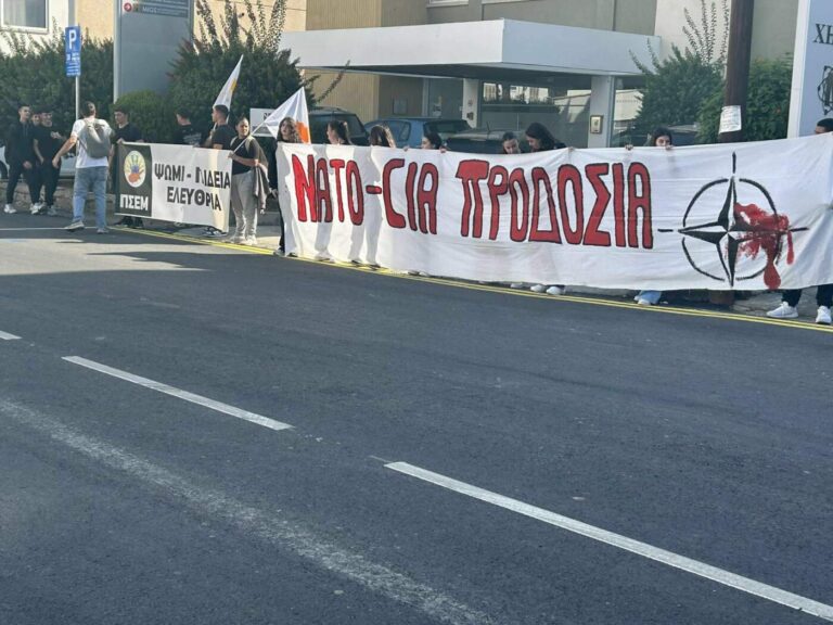 Ισχυρό μήνυμα μνήμης από τη μαθητική πορεία προς την αμερικανική πρεσβεία | Typos