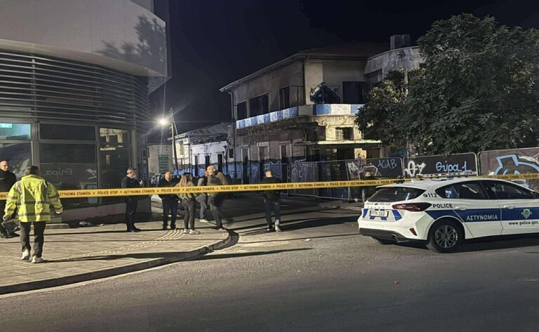 Άγρια συμπλοκή οπαδών, μολότοφ και ζημιές στη Λεμεσό | Typos