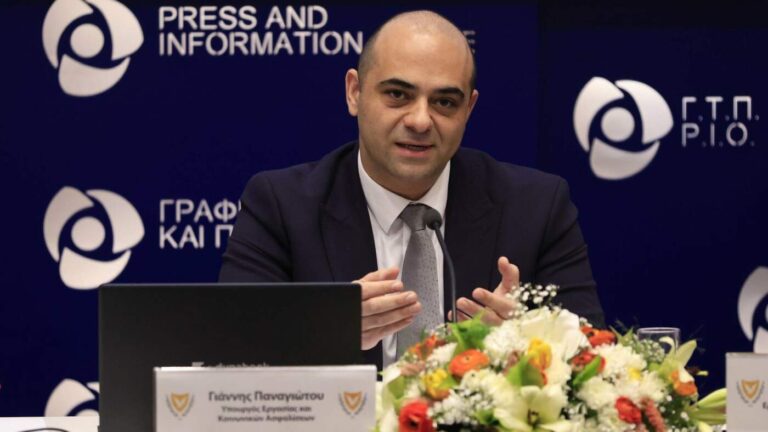 Αύξηση στον κατώτατο μισθό πέραν της ΑΤΑ προανήγγειλε ο Υπουργός Εργασίας