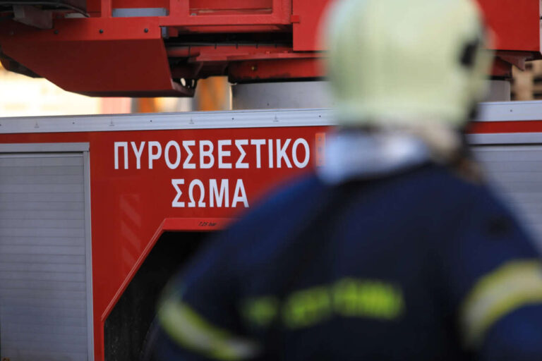 Στο νοσοκομείο ένα πρόσωπο με εγκαύματα μετά από πυρκαγιά σε πολυκατοικία