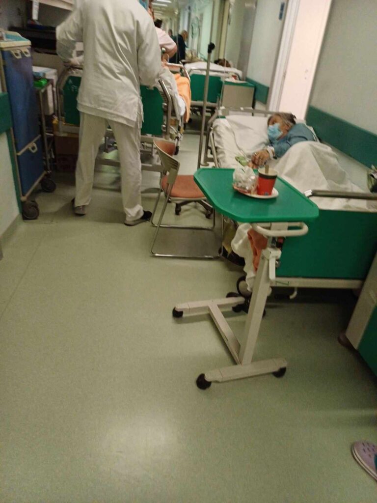 Η ΕΙΝΑΠ κατέθεσε μήνυση στον Εισαγγελέα για τα ράντζα στο "Αττικόν" και τις επικίνδυνες συνθήκες νοσηλείας
