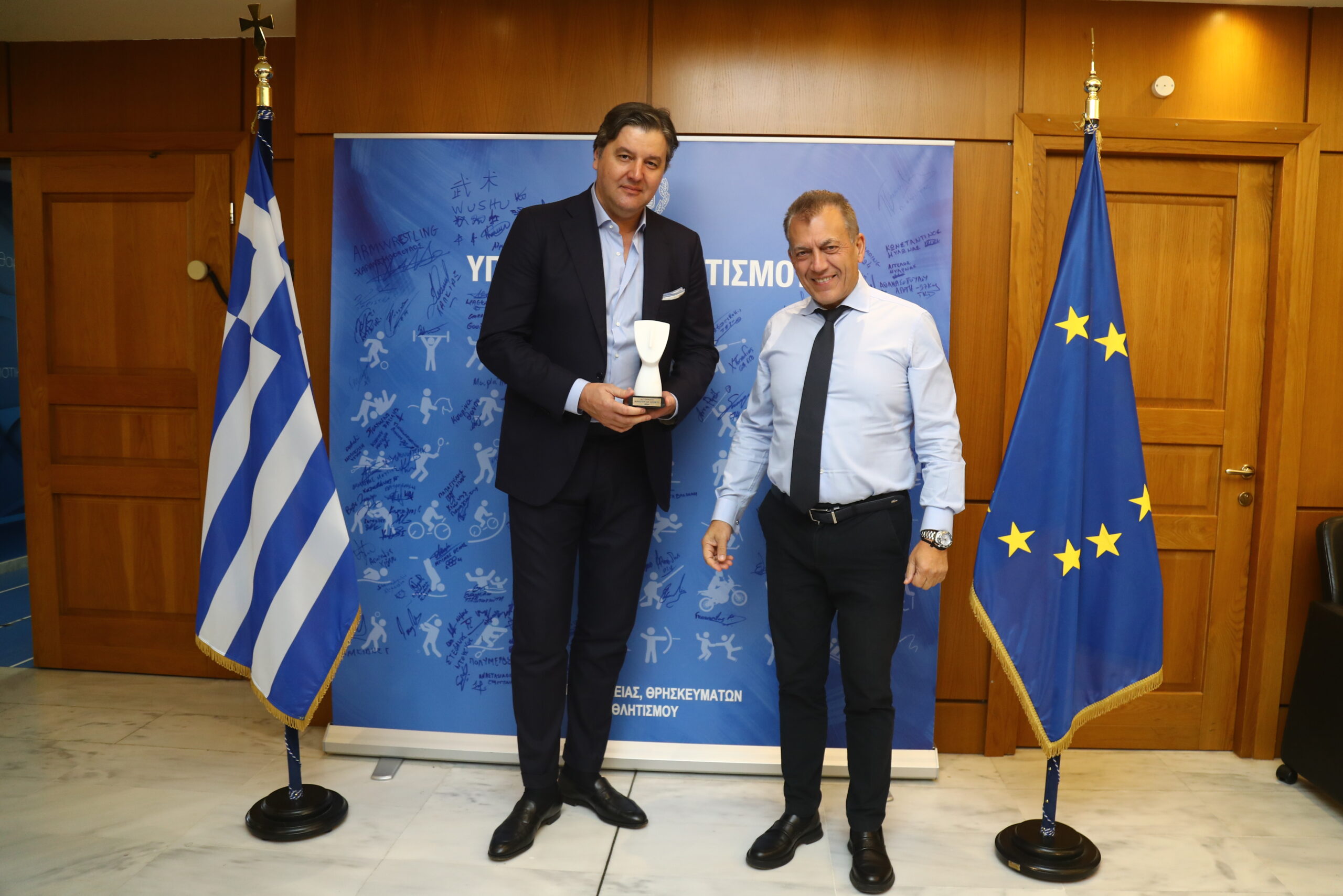 Ο Ντέγιαν Μποντιρόγκα με τον Γιάννη Βρούτση