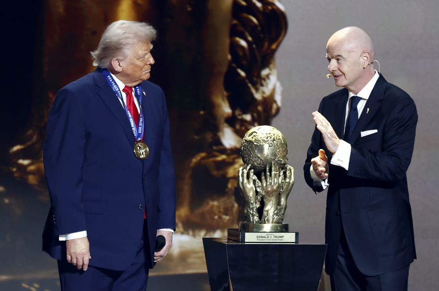 &Tau;&rho;&alpha;&mu;&pi;, &Iota;&nu;&phi;&alpha;&nu;&tau;ί&nu;&omicron;, &beta;&rho;&alpha;&beta;&epsilon;ί&omicron; &Epsilon;&iota;&rho;ή&nu;&eta;&sigmaf;, FIFA