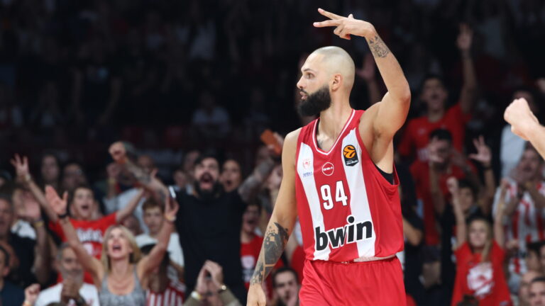 &Omicron;&lambda;&upsilon;&mu;&pi;&iota;&alpha;&kappa;ό&sigmaf; &ndash; &Pi;&alpha;&rho;ί 98-86: &Omicron; &Phi;&omicron;&upsilon;&rho;&nu;&iota;έ &laquo;&kappa;&alpha;&theta;ά&rho;&iota;&sigma;&epsilon;&raquo; &tau;&omicron;&upsilon;&sigmaf; &Gamma;ά&lambda;&lambda;&omicron;&upsilon;&sigmaf;