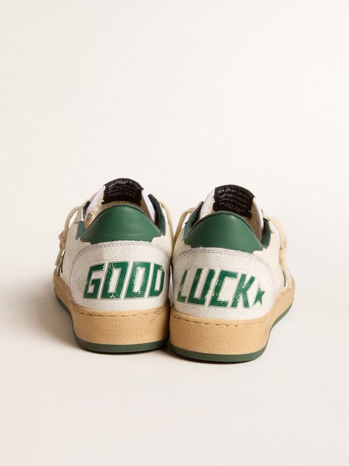 Golden Goose: &Tau;&alpha; &phi;&theta;&alpha;&rho;&mu;έ&nu;&alpha; sneakers &tau;&omega;&nu; 1.900 &epsilon;&upsilon;&rho;ώ &kappa;&alpha;&iota; &tau;&omicron; deal &tau;&omega;&nu; 2,5 &delta;&iota;&sigma;.