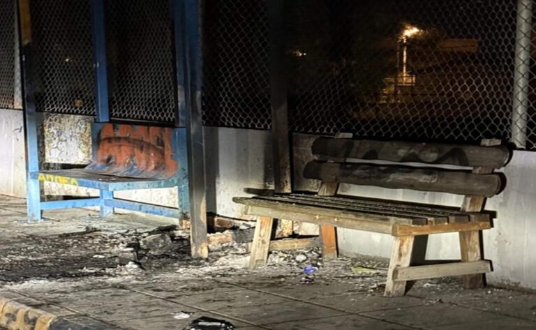 Έκαψαν στάση, κατέστρεψαν διάκοσμο στην Αραδίππου (pic)