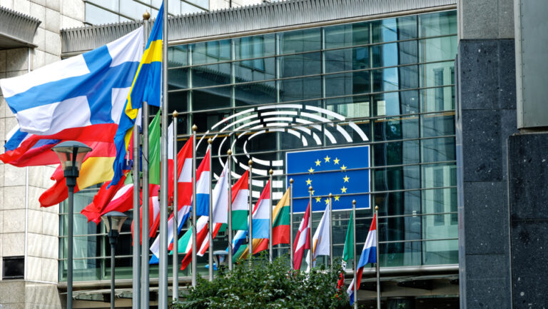 Προσχέδιο ΕΕ για δάνειο προς Ουκρανία από παγωμένα ρωσικά assets