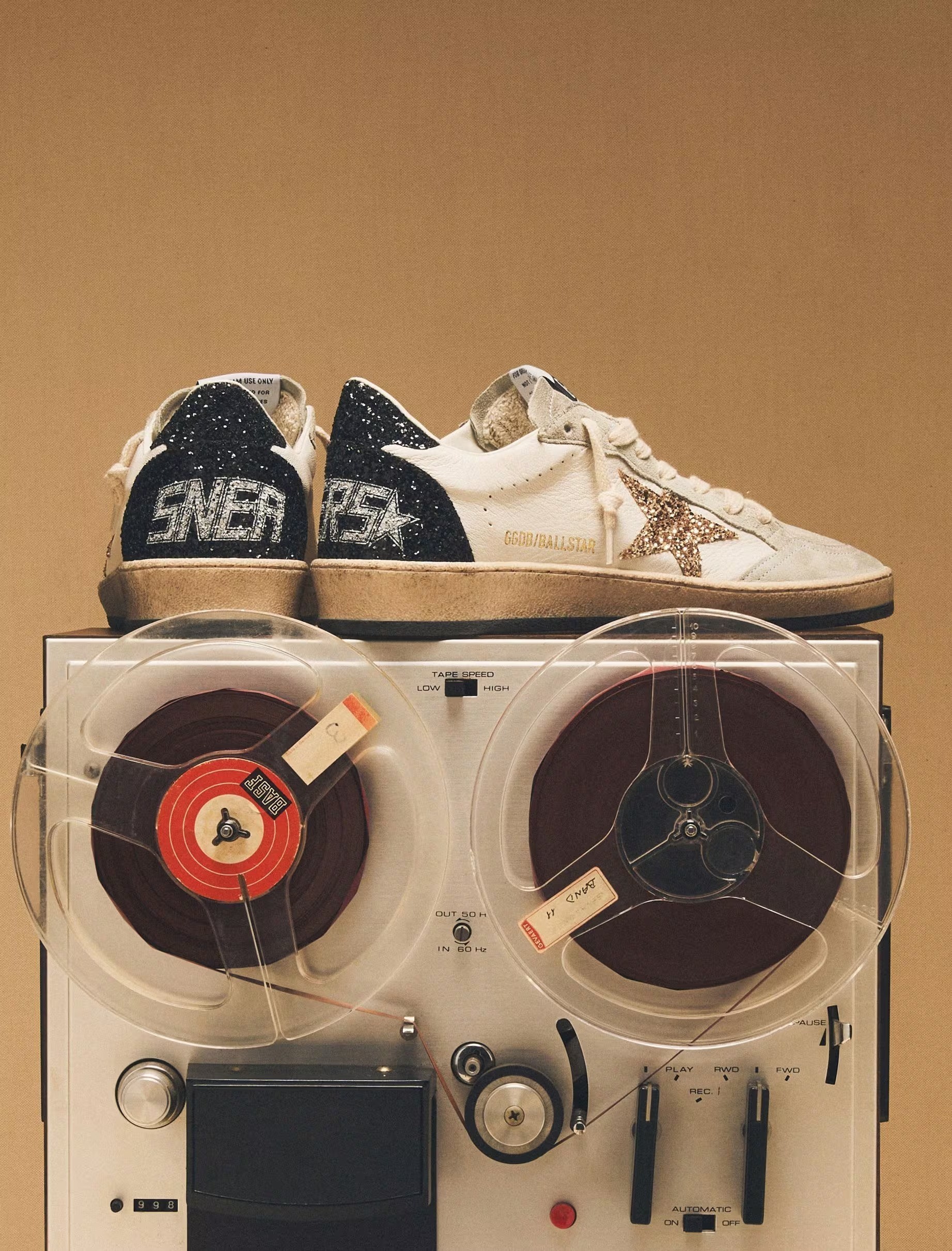 Golden Goose: &Tau;&alpha; &phi;&theta;&alpha;&rho;&mu;έ&nu;&alpha; sneakers &tau;&omega;&nu; 1.900 &epsilon;&upsilon;&rho;ώ &kappa;&alpha;&iota; &tau;&omicron; deal &tau;&omega;&nu; 2,5 &delta;&iota;&sigma;.