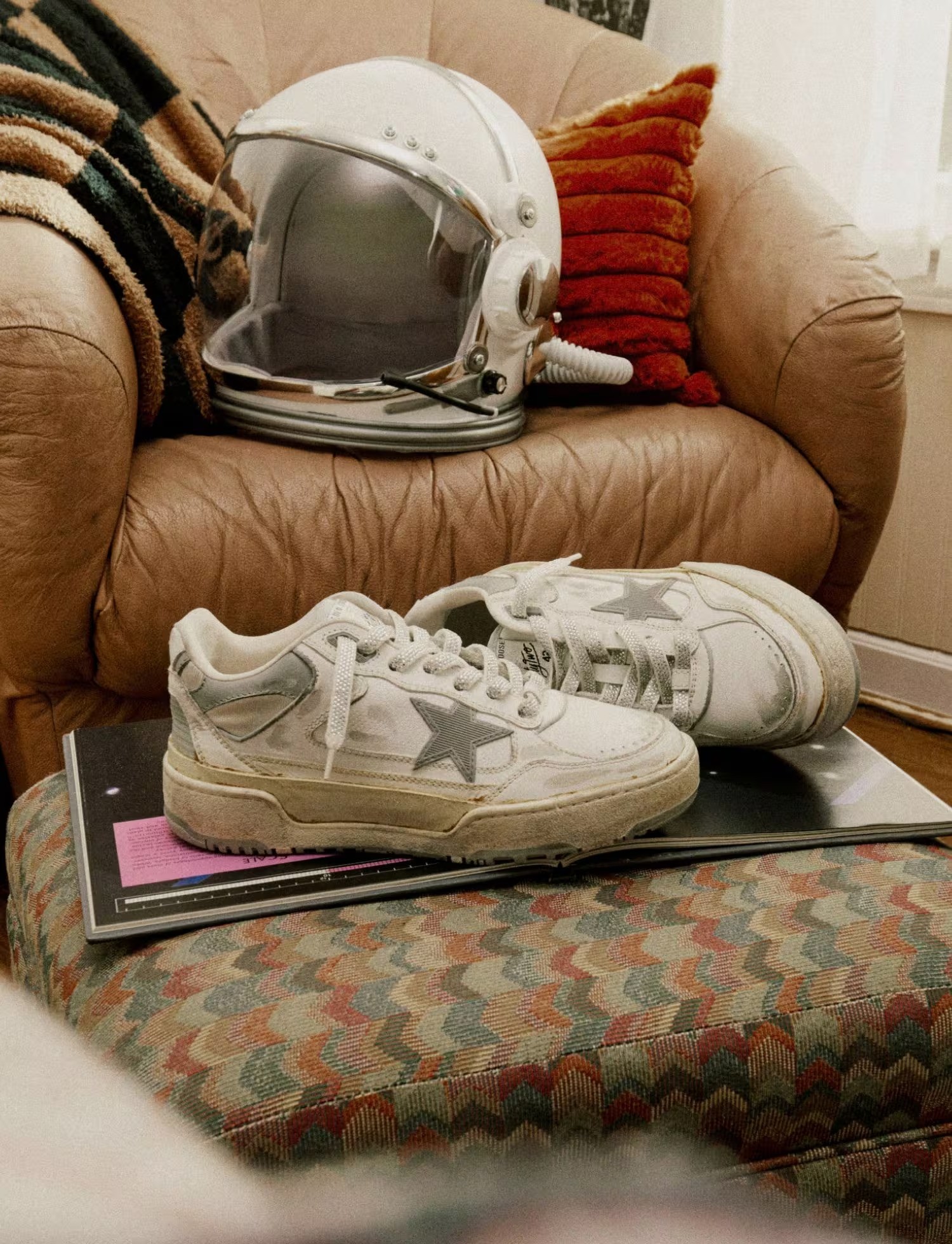 Golden Goose: &Tau;&alpha; &phi;&theta;&alpha;&rho;&mu;έ&nu;&alpha; sneakers &tau;&omega;&nu; 1.900 &epsilon;&upsilon;&rho;ώ &kappa;&alpha;&iota; &tau;&omicron; deal &tau;&omega;&nu; 2,5 &delta;&iota;&sigma;.