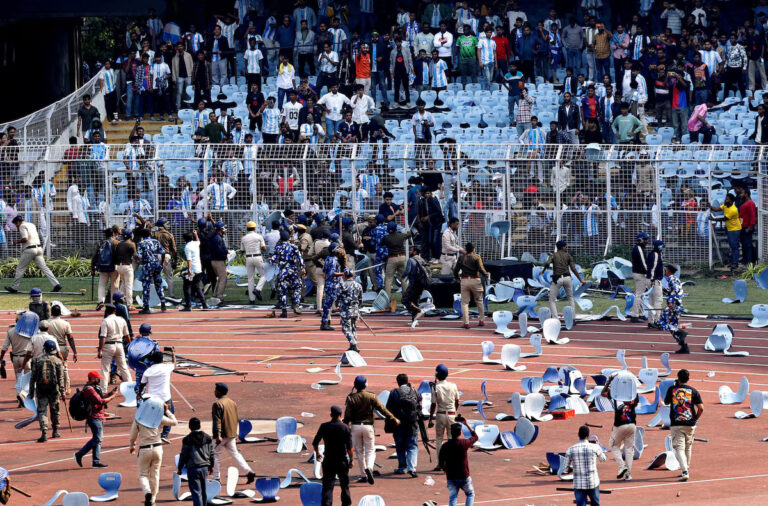 Μέσι: Χάος στην περιοδεία του στην Ινδία - Έσπασαν καθίσματα και πετούσαν αντικείμενα