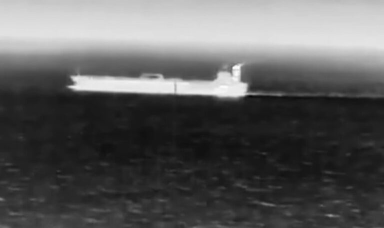 Οι Ουκρανοί χτύπησαν τάνκερ του ρωσικού «σκιώδους στόλου» μεταξύ Κρήτης και Λιβύης, «θα απαντήσουμε» προειδοποιεί ο Πούτιν