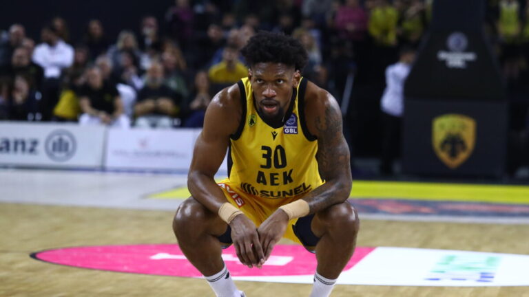&Omicron; &Kappa;&rho;&iota;&sigmaf; &Sigma;ί&lambda;&beta;&alpha; &sigma;&epsilon; &alpha;&gamma;ώ&nu;&alpha; &tau;&eta;&sigmaf; &Alpha;&Epsilon;&Kappa; (&Mu;&Alpha;&Rho;&Kappa;&Omicron;&Sigma; &Chi;&Omicron;&Upsilon;&Zeta;&Omicron;&Upsilon;&Rho;&Eta;&Sigma;