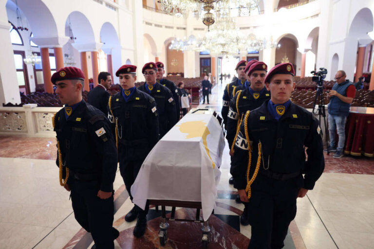 Η Κύπρος αποχαιρετά τον Γιώργο Βασιλείου- Συγκινεί η συζηγός του Αντρούλλα (pics)