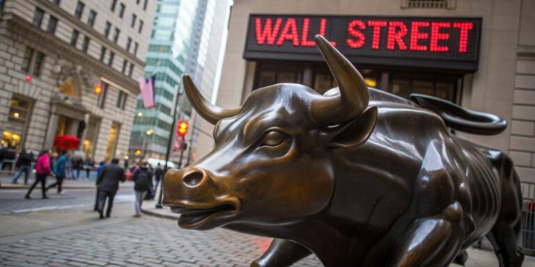 Τι προβλέπουν 30 μεγάλοι οίκοι για Wall Street και οικονομία το 2026