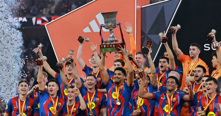 Μπαρτσελόνα: Η απονομή του τροπαίου του Super Cup Ισπανίας στους Καταλανούς μετά το 3-2 επί της Ρεάλ Μαδρίτης