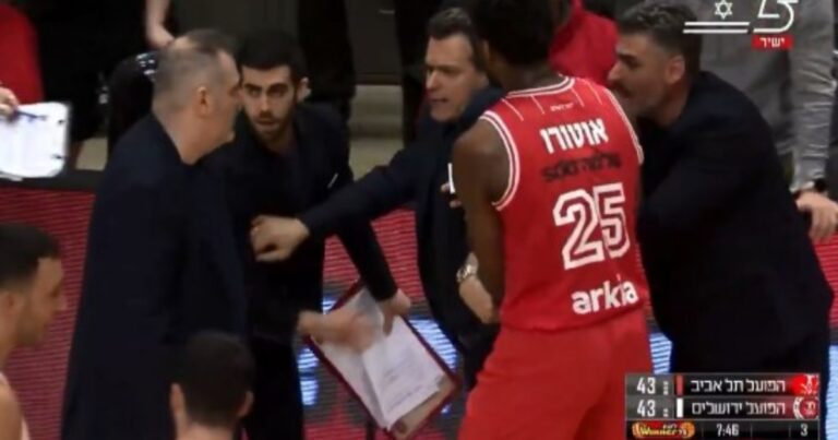 Απίστευτη έκρηξη Ιτούδη: Έξαλλος με τους διαιτητές τον συγκράτησε ο Οτούρου