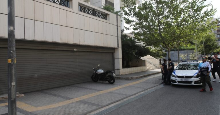 Αδιανόητο ατύχημα στη Λευκωσία: Βοήθησε τον οδηγό να παρκάρει και κατέληξε στη ΜΕΘ!