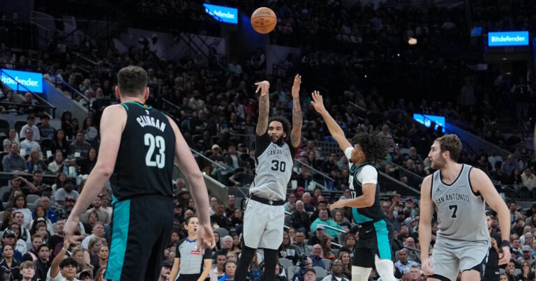 Αποτελέσματα NBA: Ήττα σοκ για Σπερς στο Σαν Αντόνιο, ο Ντέιβις «καθάρισε» το ντέρμπι του Τέξας