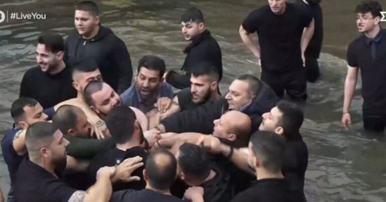 Και καλή φώτιση: Πιάστηκαν στα χέρια για το ποιος θα πιάσει τον Σταυρό στη Φλώρινα (vid)