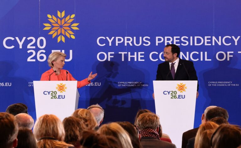 Φον ντερ Λάιεν σε ΠτΔ: Μαζί θα πλοηγήσουμε σε ταραγμένα πολιτικά ύδατα