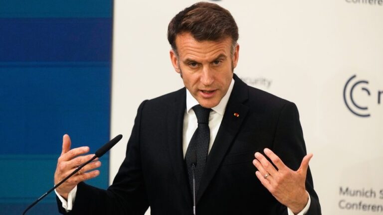 «Δεν πιστεύω σε μία διεθνή τάξη που συνοψίζεται σε μία σχέση δυνάστη και βασάλου», λέει ο Μακρόν