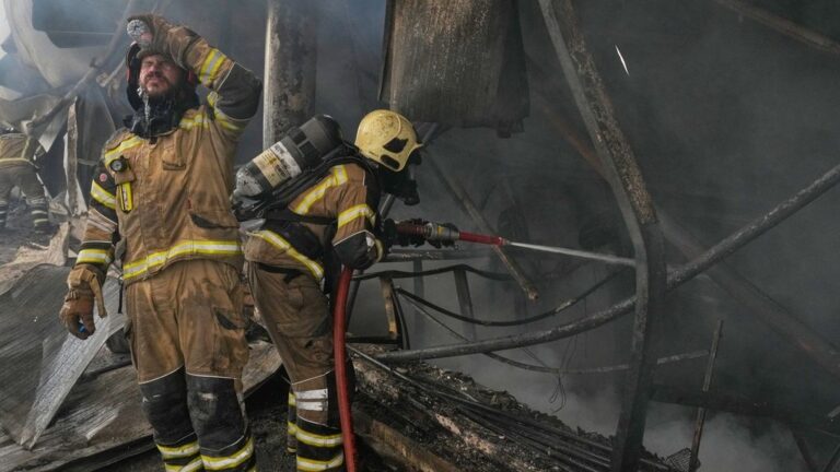 Συναγερμός για μεγάλη φωτιά σε στρατόπεδο της Τεχεράνης
