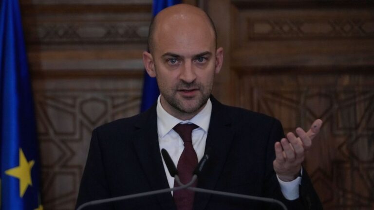 Ο απολογισμός του Πούτιν είναι «βαριά και ταπεινωτική ήττα», λέει ο Γάλλος υπουργός Εξωτερικών