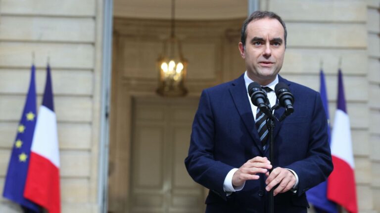 Αντιμέτωπη με δύο προτάσεις μομφής απόψε η γαλλική κυβέρνηση για τον προϋπολογισμό