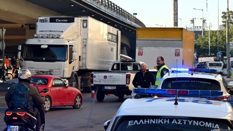 Τροχαίο στη Θηβών: Φορτηγό προσέκρουσε σε σταθμευμένα οχήματα