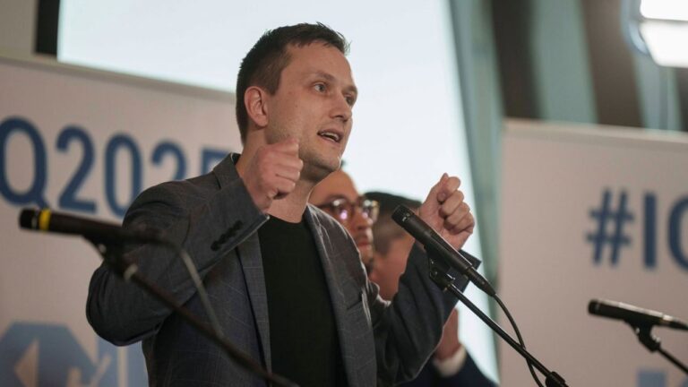 «Η Γροιλανδία ούτε αγοράζεται ούτε πωλείται» επαναλαμβάνει ο πρωθυπουργός του νησιού