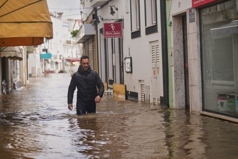 Πλημμύρες στην Πορτογαλία: Νεκρός ένας πυροσβέστης