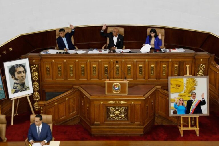 Η Ντέλσι Ροντρίγκεζ υπέγραψε νόμο αμνηστίας για πολιτικούς κρατούμενους στη Βενεζουέλα