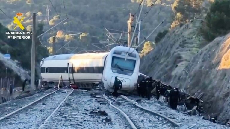 Τραβούν χειρόφρενο οι μηχανοδηγοί στην Ισπανία – Τριήμερη απεργία μετά τα σιδηροδρομικά δυστυχήματα