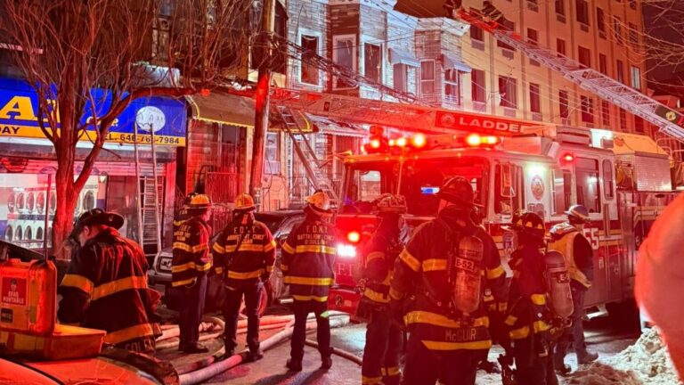 Φωτιά σε πολυκατοικία στο Κουίνς της Νέας Υόρκης - Μία νεκρή και τουλάχιστον εννέα τραυματίες