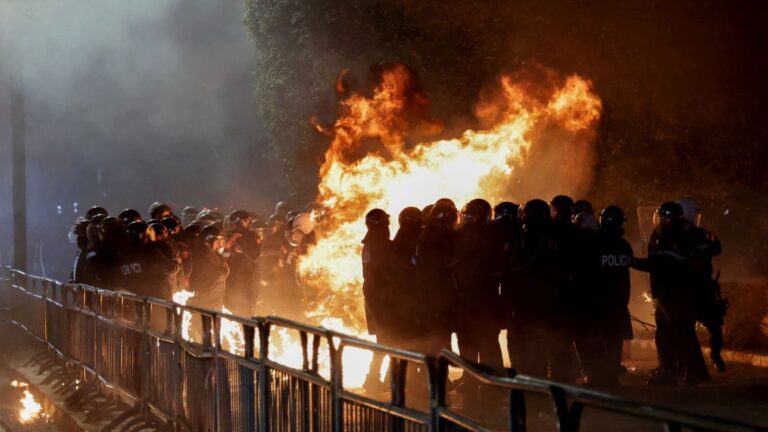 Αλβανία: Επεισόδια σε διαδήλωση στα Τίρανα κατά της αντιπροέδρου της κυβέρνησης