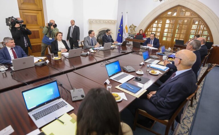 Υπουργικό: Παράταση στον μειωμένο ΦΠΑ στο ρεύμα μέχρι 2027