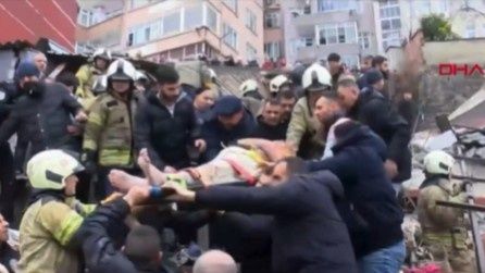 «Μάχη» στα συντρίμμια των γκρεμισμένων κτηρίων στην Κωνσταντινούπολη