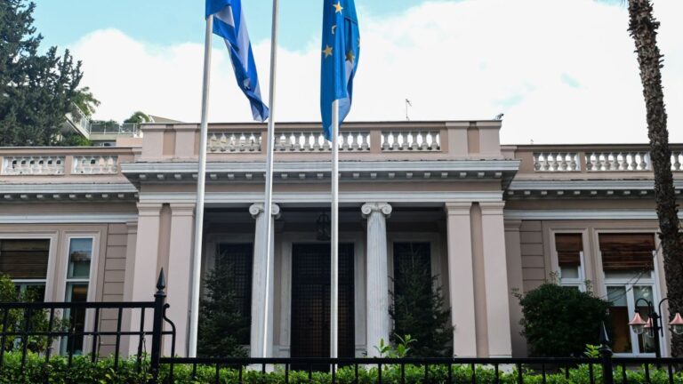 Εκτακτη σύσκεψη στο Μαξίμου για τις τιμές ενέργειας - Στο τραπέζι επιδότηση καυσίμων και επιδόματα