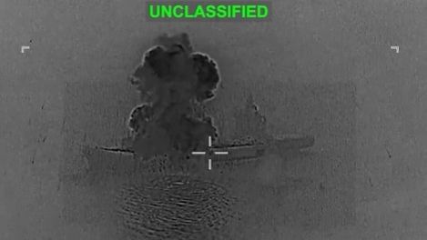 Οι ΗΠΑ έπληξαν ιρανικό πλοίο που μετέφερε drones: «Αποστολή βύθισης ολόκληρου του ναυτικού»
