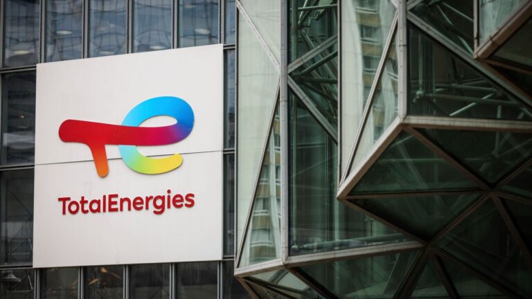 Η TotalEnergies αναστέλλει περίπου το 15% της παραγωγής πετρελαίου και φυσικού αερίο