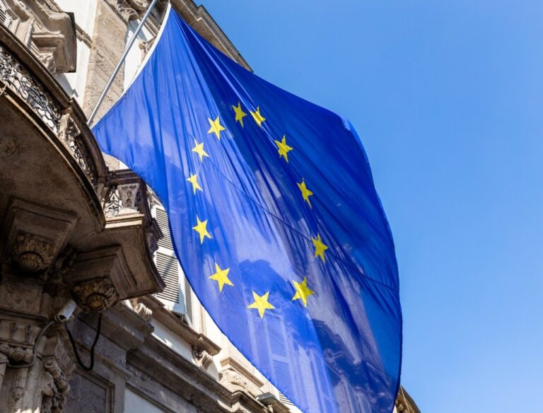 Bloomberg: Η οικονομία της Ευρώπης αρχίζει να δέχεται πιέσεις λόγω Ιράν