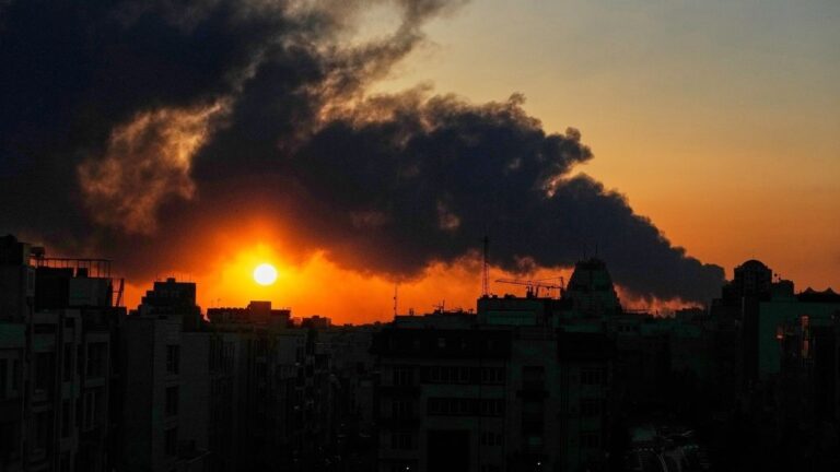 Σφοδρά κύματα επιθέσεων Ισραήλ και ΗΠΑ στο Ιράν - Τα αντίποινα της Τεχεράνης και η β' φάση πολέμου