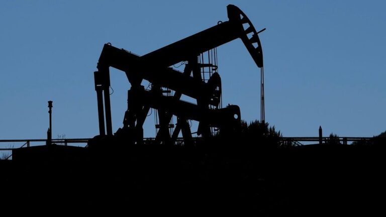Οι ΗΠΑ επιτρέπουν προσωρινά παραδόσεις ρωσικού πετρελαίου στην Ινδία