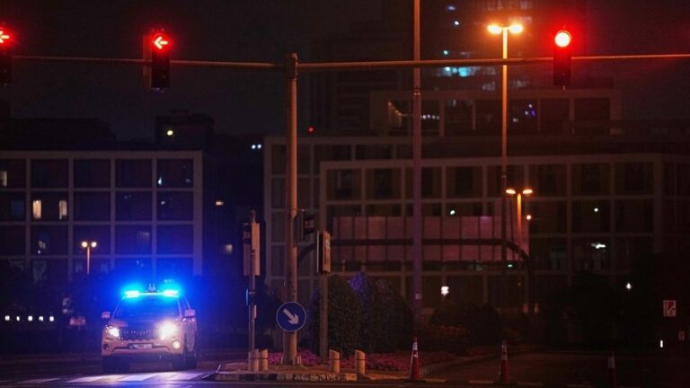 Ζημιές σε ουρανοξύστη στη μαρίνα του Ντουμπάι – Ένας νεκρός από θραύσματα πυράυλων