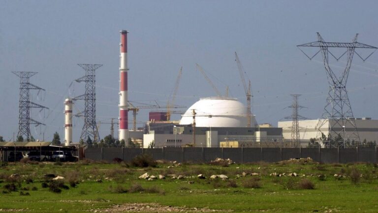 Ιράν: Πύραυλος χτύπησε το πυρηνικό εργοστάσιο του Μπουσέρ