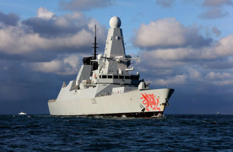 Στην Κύπρο το βρετανικό αντιτορπιλικό «HMS Dragon»
