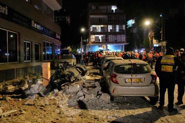Συντρίμμια παντού: Βίντεο μέσα από το διαμέρισμα όπου έπεσαν οι βόμβες διασποράς στο Τελ Αβίβ