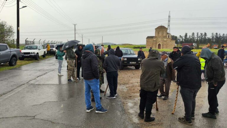 Απέκοψαν δρόμο στην Αραδίππου οι κτηνοτρόφοι – «Ντροπή οι θανατώσεις ζώων»