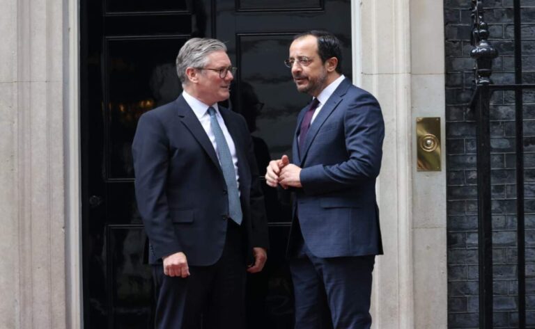 Eνώπιον Στάρμερ πρόταση ΠτΔ για βάσεις. «Δεν θα χρησιμοποιηθούν σε επιθετικές επιχειρήσεις»